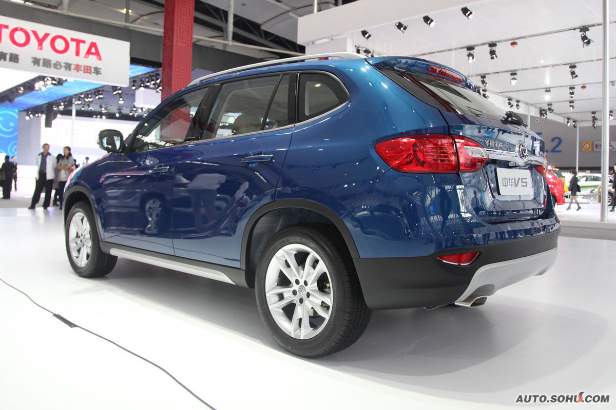  p>中华v5是中华汽车推出的首款suv车型,车头线条圆润,前保险杠非常