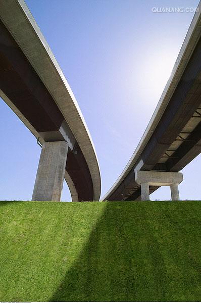 i">立交桥(highway lnterchange或flyover)全称为"立体交叉交通用桥"