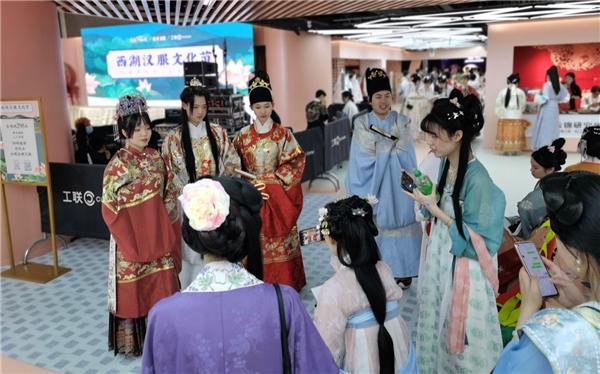 微店西湖汉服文化节开幕，汉服同袍齐聚杭州_百科TA说