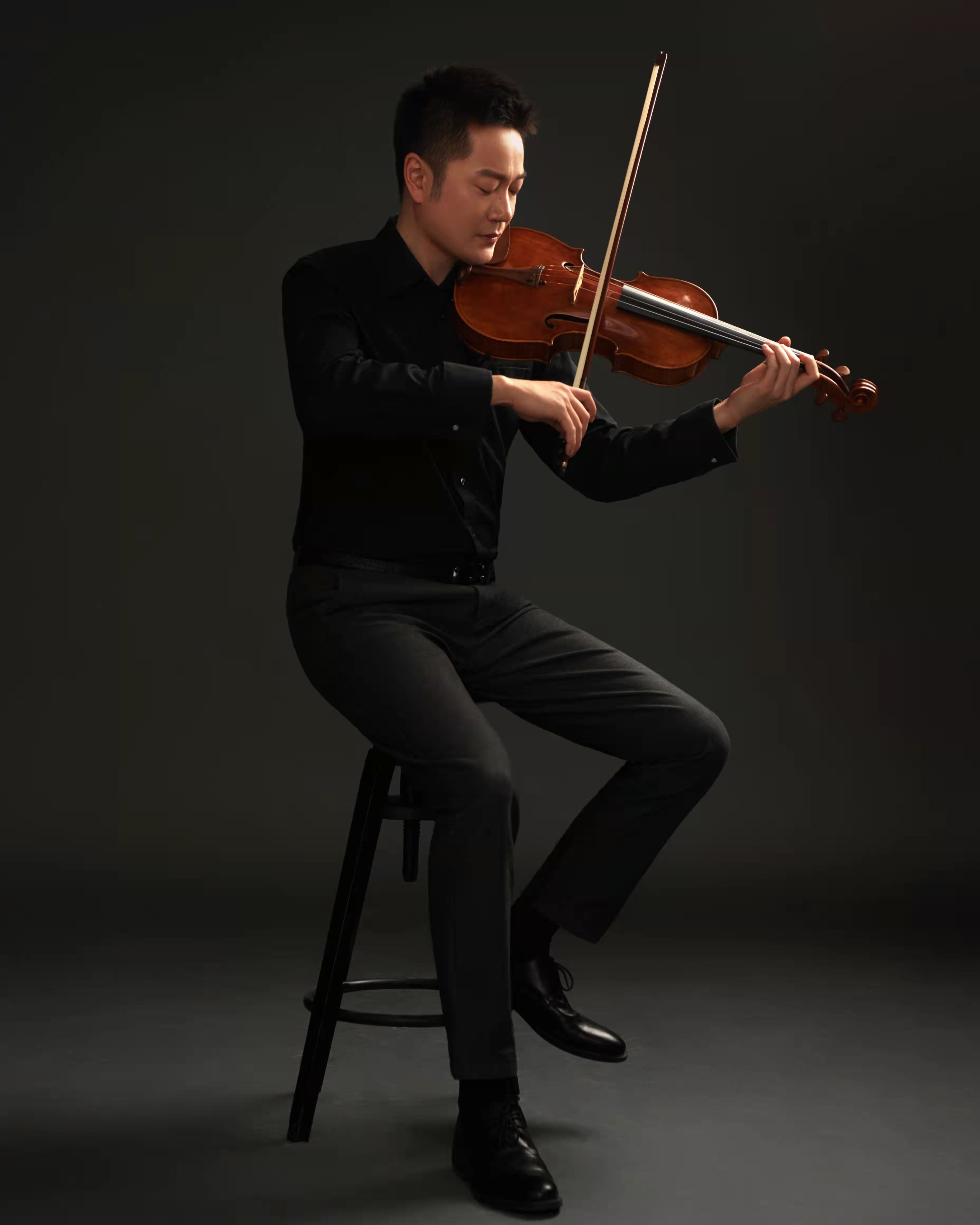 月7日生于黑龙江省佳木斯市,现为中国歌剧舞剧院交响乐团中提琴演奏家