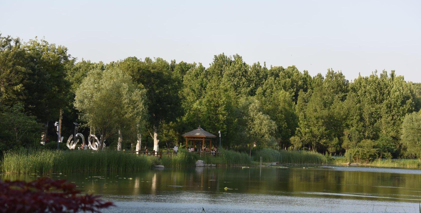 >小张庄公园位于安徽省阜阳市颍上县谢桥镇小张庄,距离颍上县城20公里