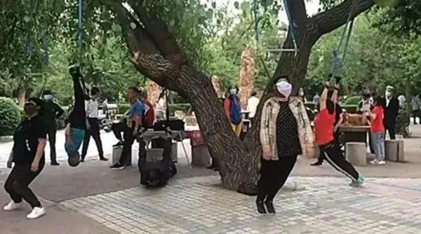  p>2021年5月,在沈阳某公园健身角的大树上,挂满了吊脖子健身的大爷