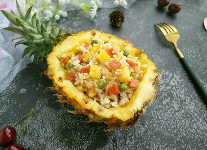  p>菠萝蛋炒饭是一道以菠萝,米饭为主料制作的主食. /p>