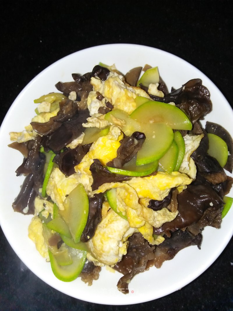  p>西葫芦炒木耳是一款家常菜品,制作原料主要有西葫芦,木耳等. /p>