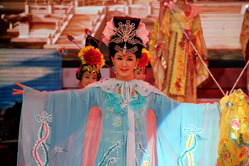 2011年星光大道冠军,多次出访欧美亚多国巡演.