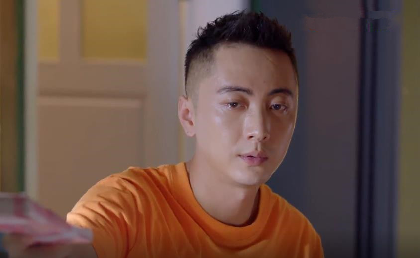 《陪你一起长大》中的男配角,由中国演员贾景晖饰演