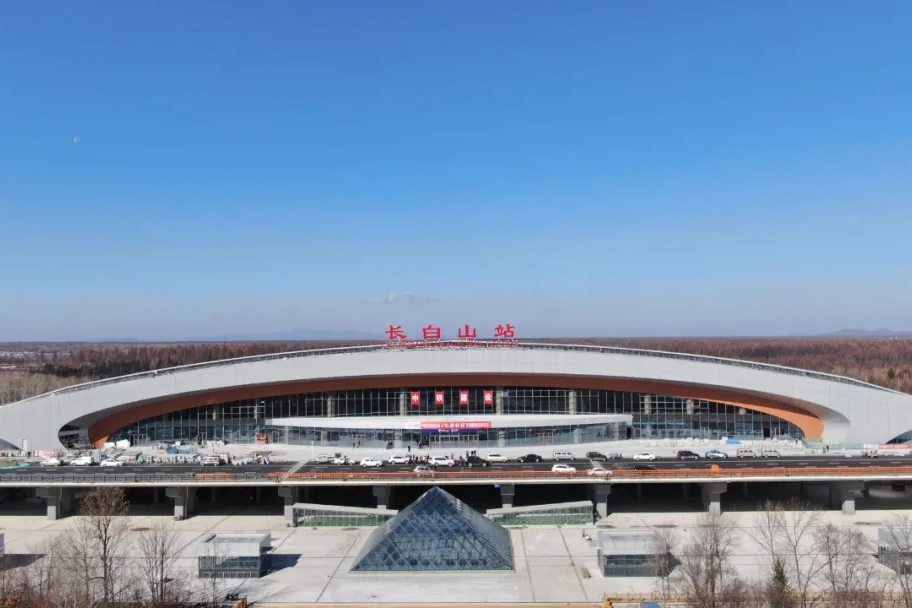  p>长白山站(changbaishan railway station),位于中国吉林省延边朝鲜