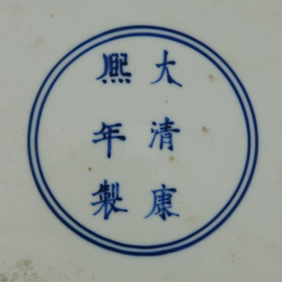 jmy7bv">清康熙款白釉暗缠枝花大瓷盘是重庆中国三峡博物馆收藏的瓷器