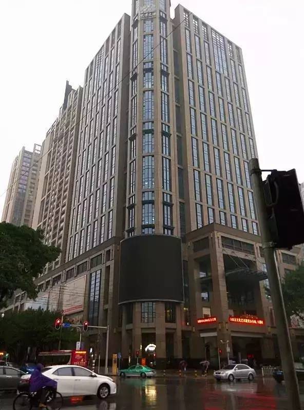  p>荔湾大厦位于广州市荔湾西华路,共计房屋128户,小区物业公司为无