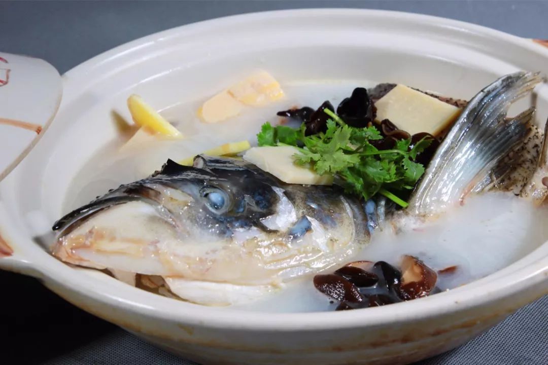  p>砂锅鱼头是传统的名菜,外文名fish head en casserole,属苏菜系.
