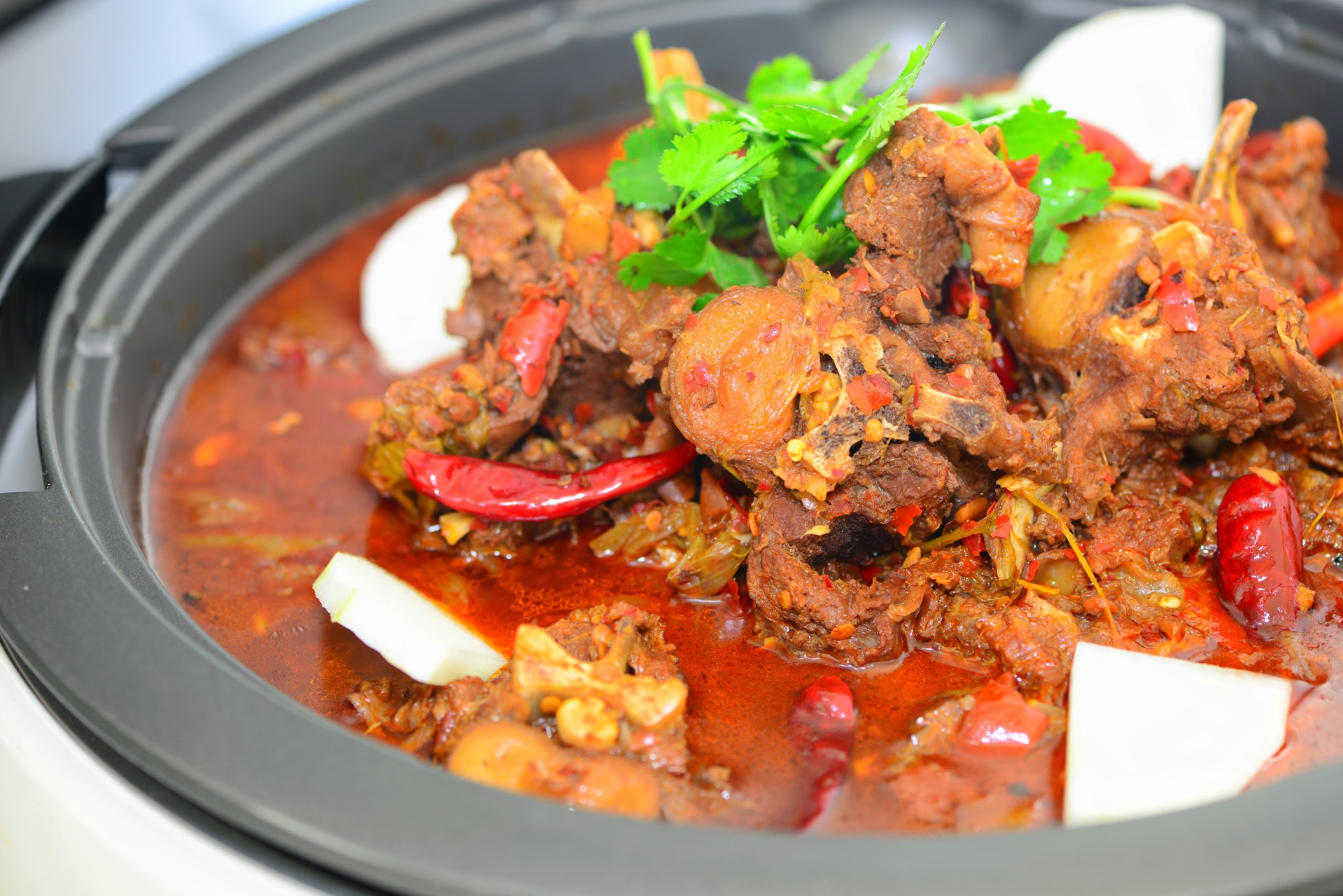  p>羊蝎子火锅是以羊蝎子为主料制作而成的火锅.