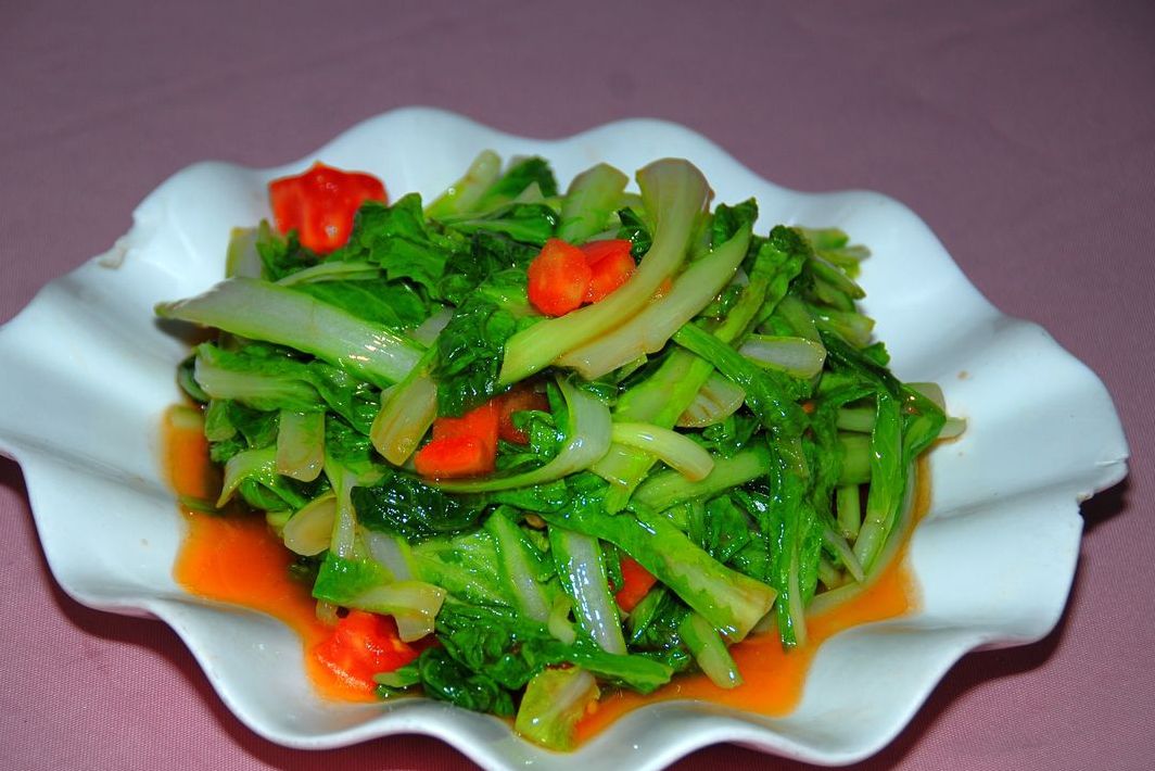 主要制作食材是番茄,配料是小白菜,调料是盐,味精,油等,通过拌炒的