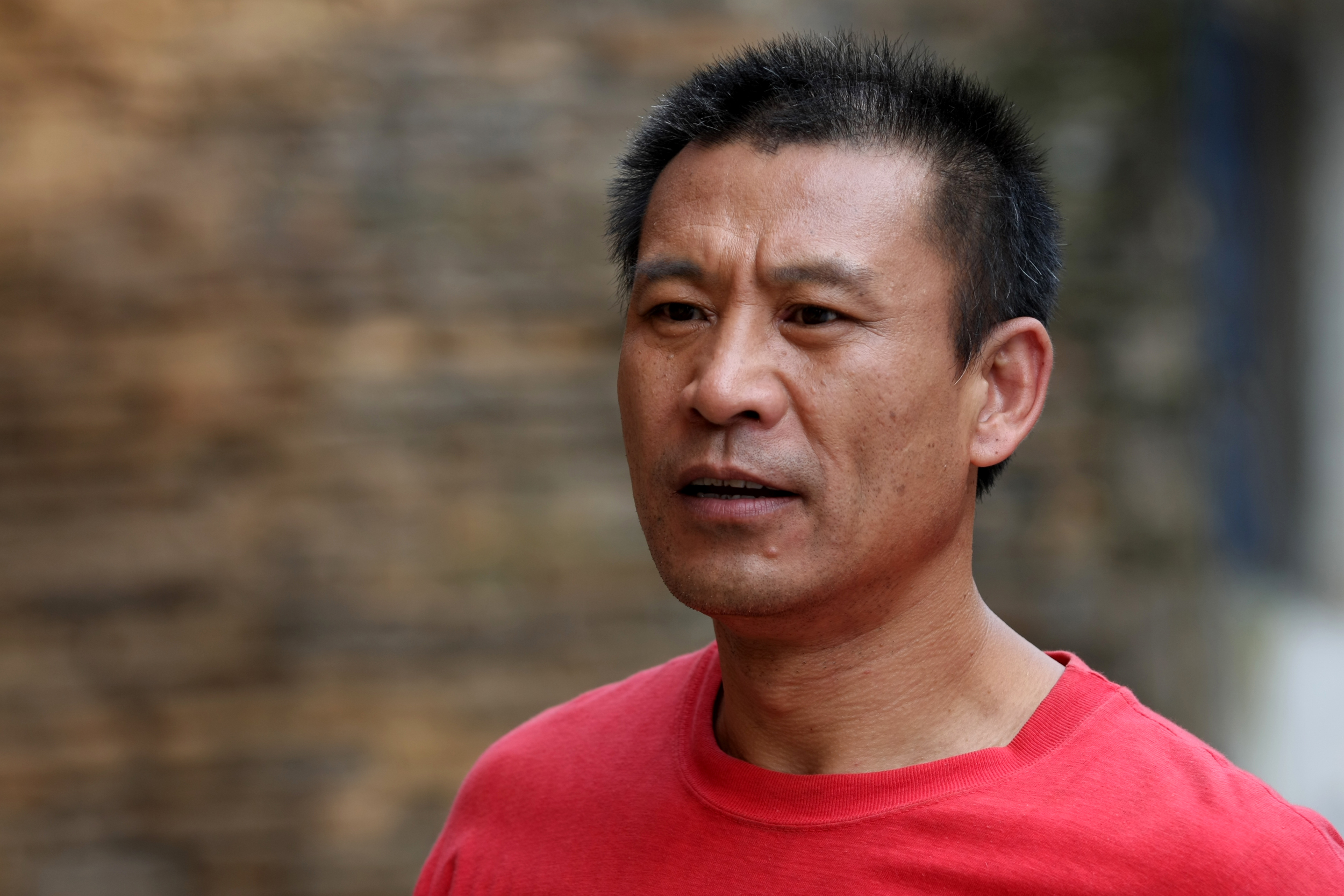 ">戴金山,电视剧《中国式亲情》中的男主角,分别由演员师小红(成年)