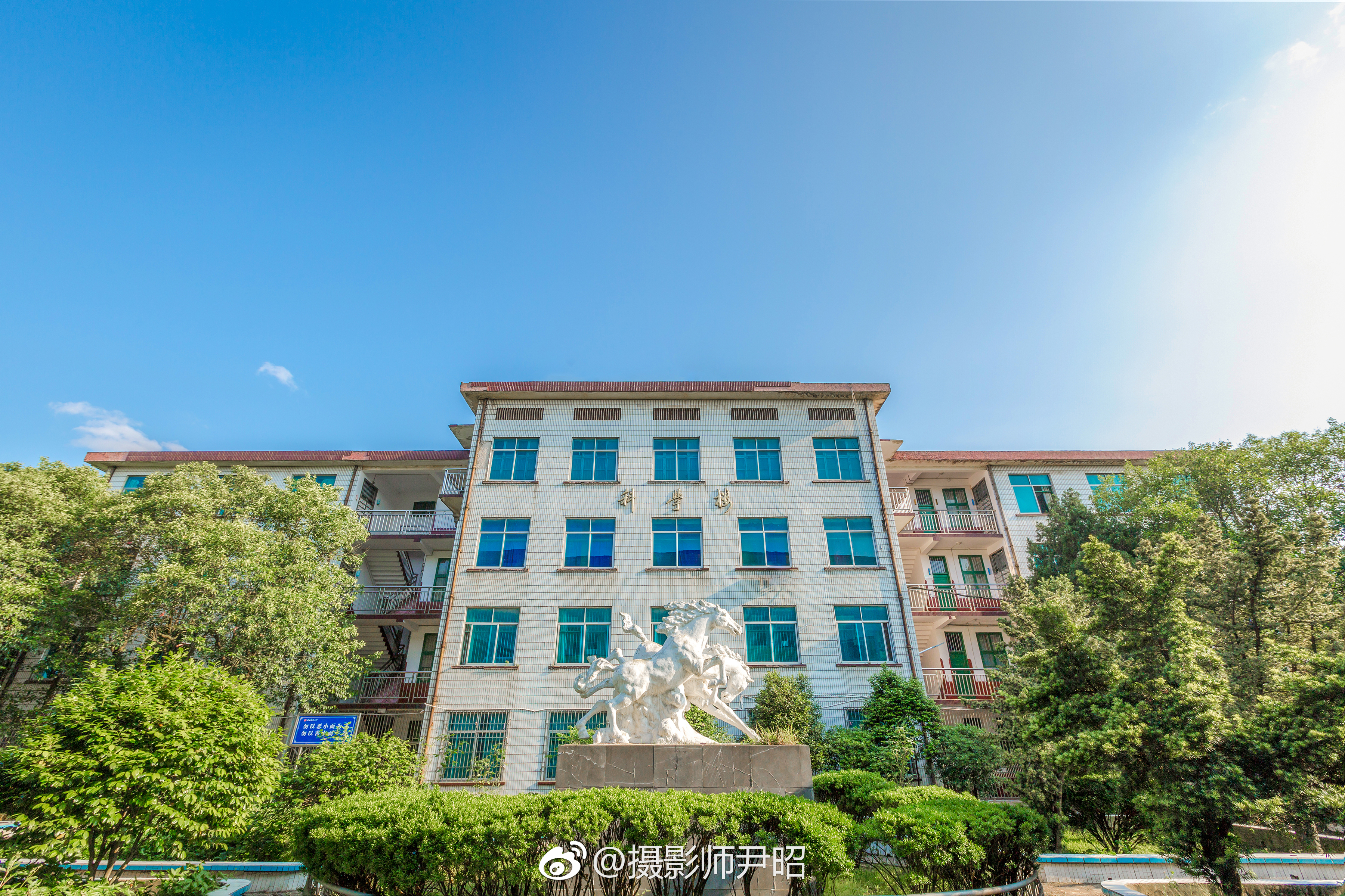  p>湖南省邵东市第三中学简称邵东三中,是湖南省一所坐落在农村的省级