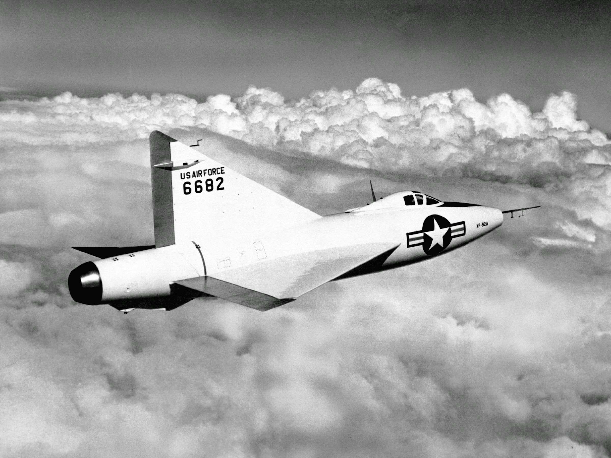 战斗机(英文:xf-92 fighter)是美国康维尔公司设计的无尾三角翼战斗机
