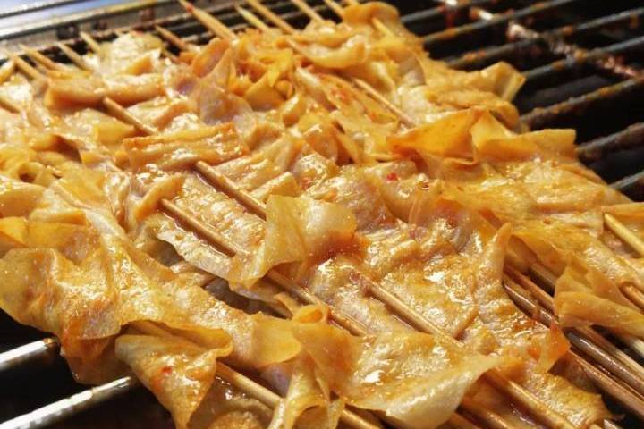 的一种烧烤类小吃,是用豆腐皮儿制成的美味烧烤,辽宁本溪等地为正宗!
