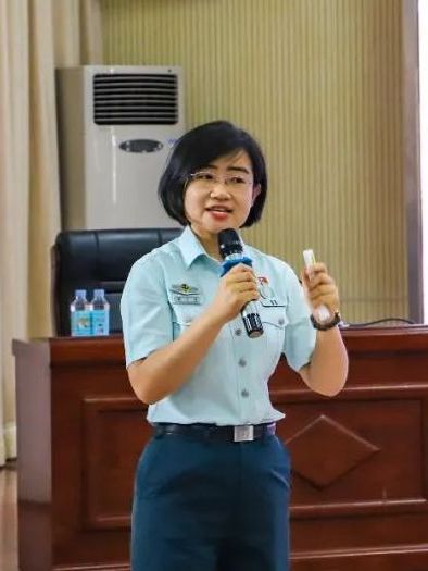 女,毕业于 a target="_blank" href="/item/武警后勤学院/3641168"
