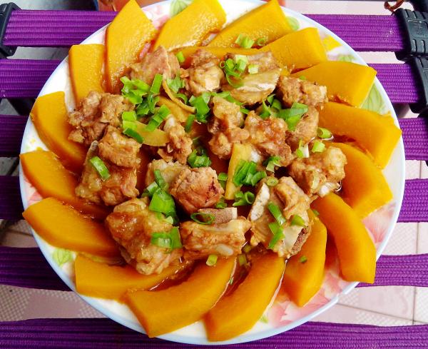 肉末变色,放入甜面酱,炒炒,倒入水淀粉,汤汁变浓稠,放入蒸好的南瓜