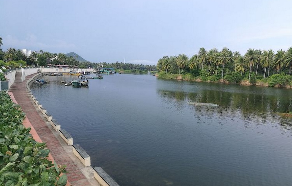 东河为主流,发源于海南省保亭黎族苗族自治县的昂日岭,至三亚市藤桥港