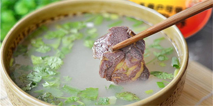  p>驴肉汤是以驴肉主料制作的药膳.