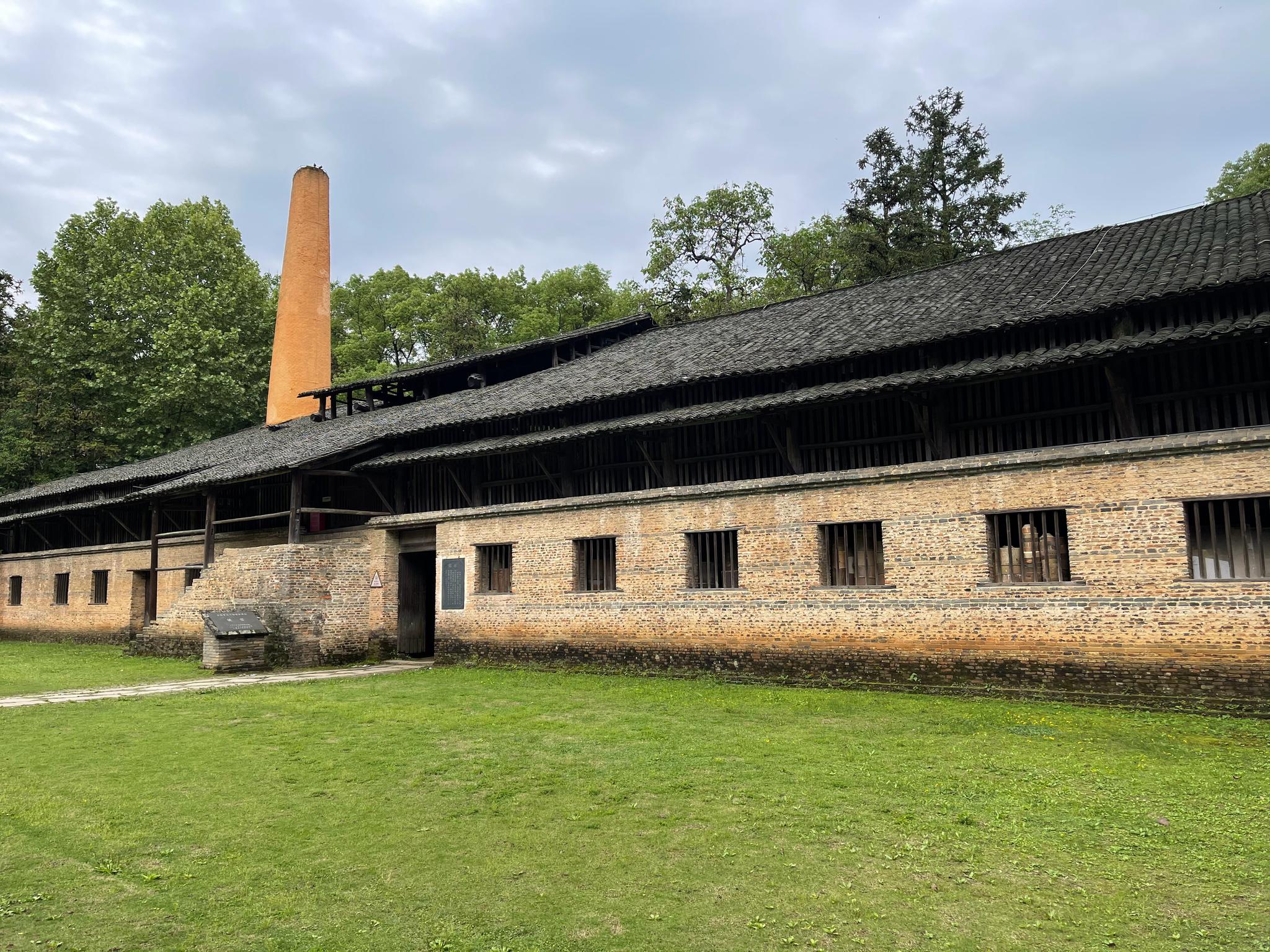  p data-id="gn2lytzoe7">镇窑,学名蛋形窑,又称为景德镇窑,柴窑,位于