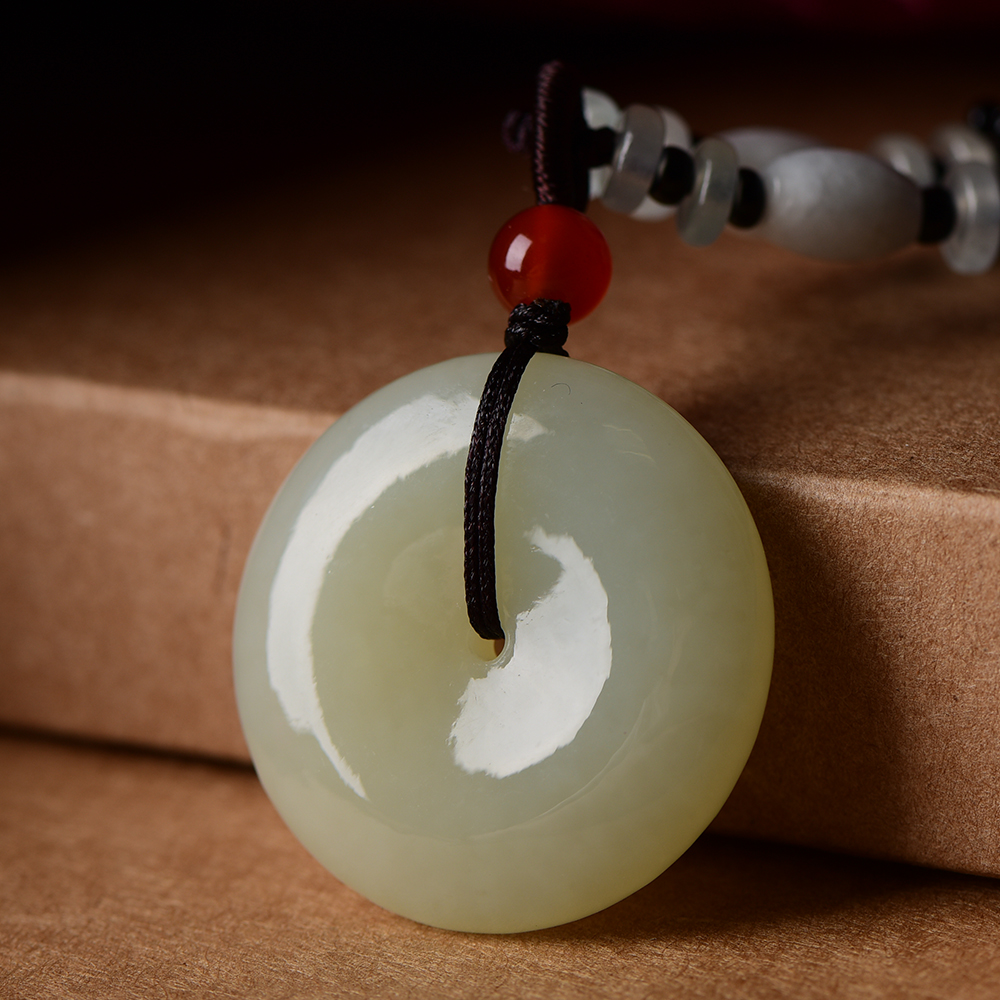 isw">玺晶级和田玉,由资深玉石雕刻大师李建年师傅提出 /span> /p> p