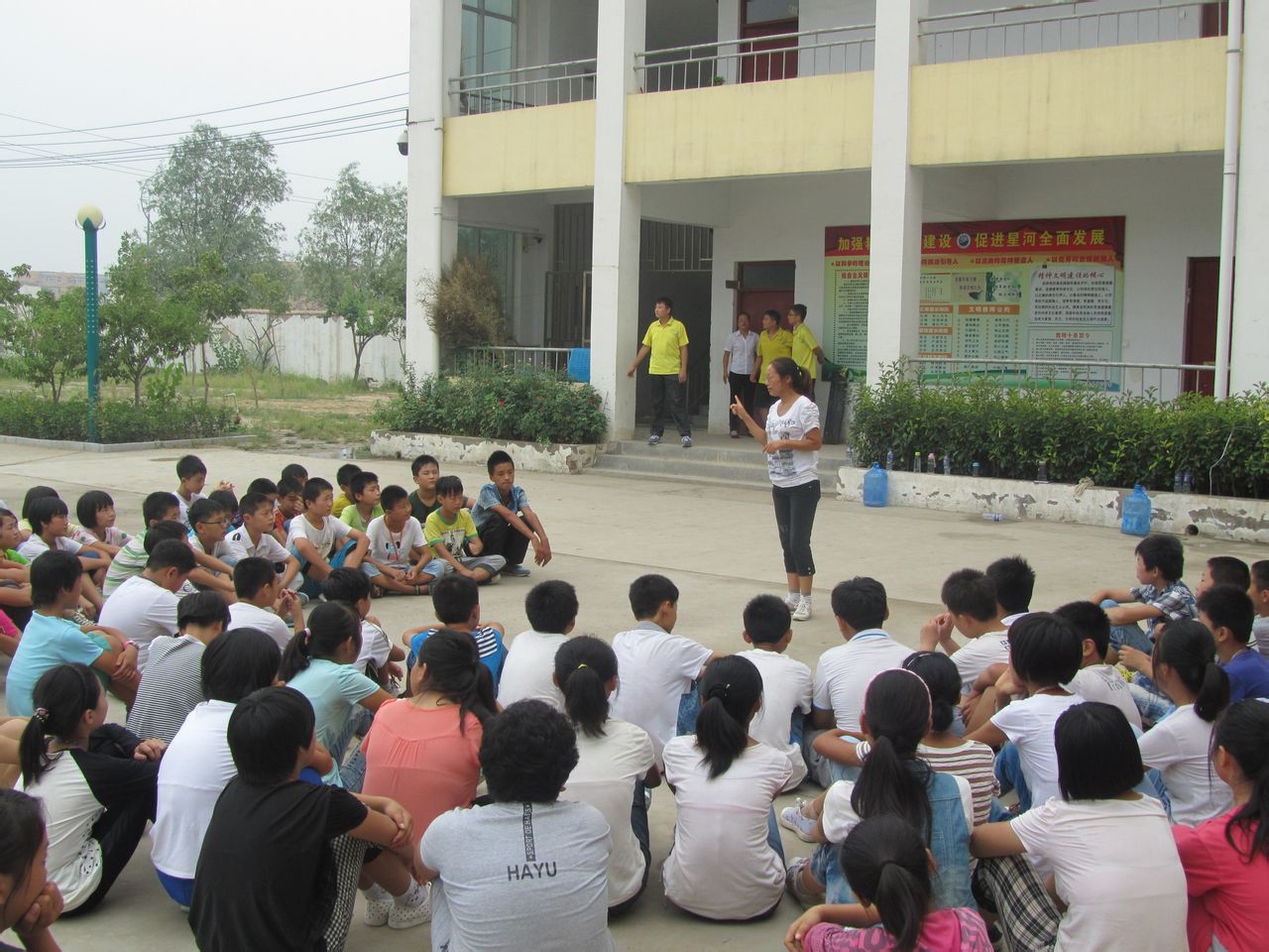  p>兰考县星河中学位于兰考县产业集聚区中州路中段,占地40亩,拥有30