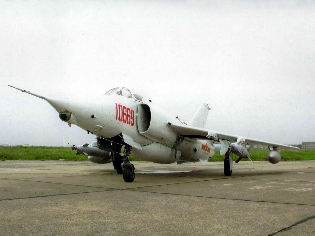 强-5单座双发超音速攻击机