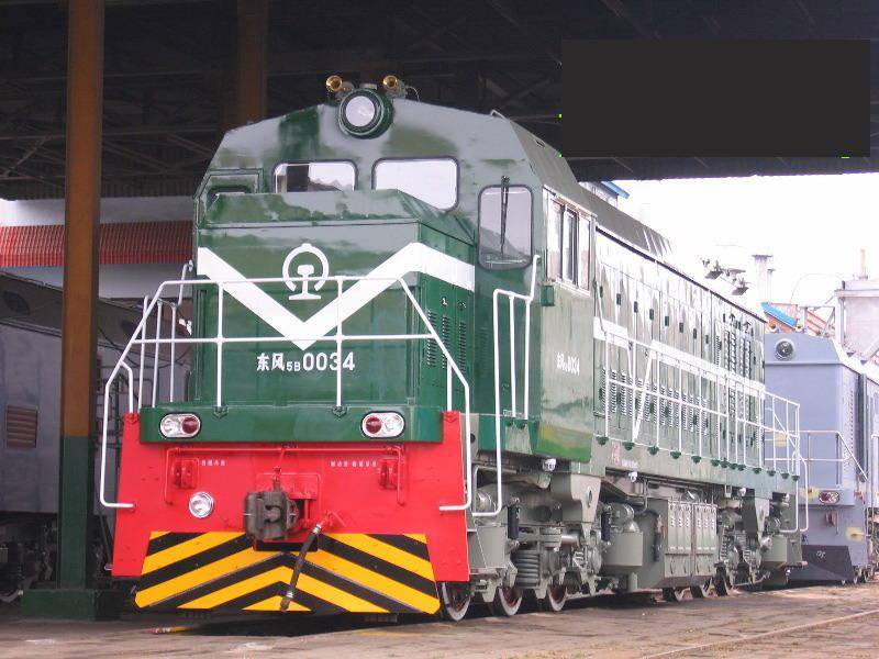 是电传动内燃机车,机车是在原东风5型(装用直立8240zj柴油机)的基础上