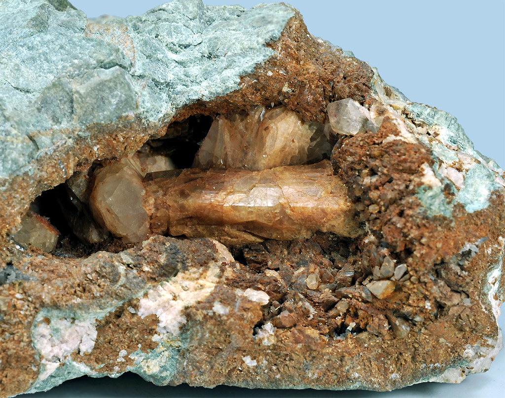  p>晶体成棱柱状,晶面或解理面上有平行条纹,也以块状颜色从黄色,棕色