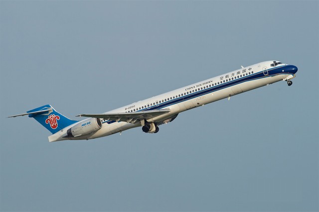  p>md-90是美国麦克唐纳·道格拉斯公司md-80的后继机型,机身作了加长