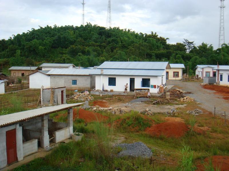 隶属于云南省德宏傣族景颇族自治州瑞丽市勐卯镇姐勒村,属于坝区