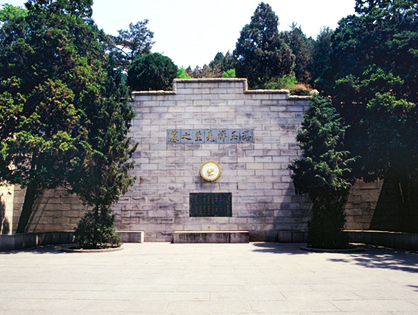 冯玉祥墓,位于山东省泰安市 a target="_blank" href="/item/泰山