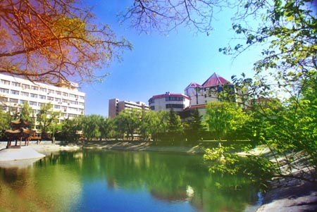  p data-id="gnb6sqw2k6">明湖,位于北京交通大学主校区内湖泊.