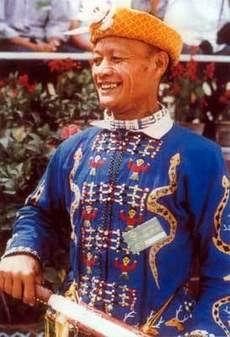 data-lemmaid="170267">瑶族 /a>成年男子头上戴的那顶棕黑色的马尾帽