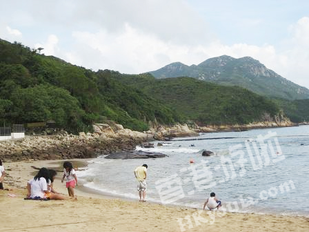  p>洪圣爷湾是南丫岛最有名的泳滩,位于榕树湾东南面,是前往索罟湾的