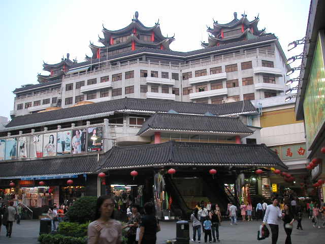  p>东门位于 a target="_blank" href="/item/深圳市罗湖区/24553966"