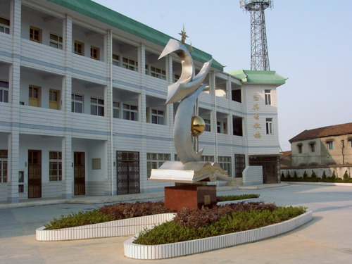 中心学校,位于 a target="_blank" href="/item/宁波市镇海区