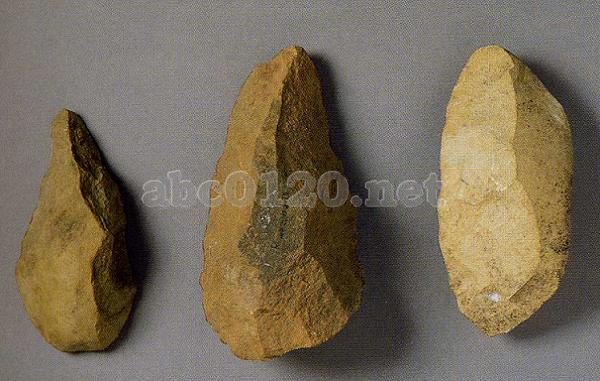  p>旧石器时代(paleolithic;距今约300万年),以使用打制石器(见 a