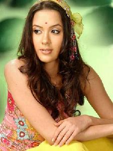 吉祥痣是指印度妇女,小孩的一种装饰,其颜色不同,形状各异,在不同