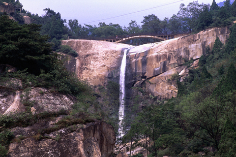 d">长寿桥位于山东泰安市 a target="_blank" href="/item/泰山/5447"