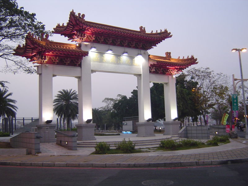  p>莲池潭(旧称莲花潭)位于台湾省高雄市半屏山之南,龟山之北,是高雄