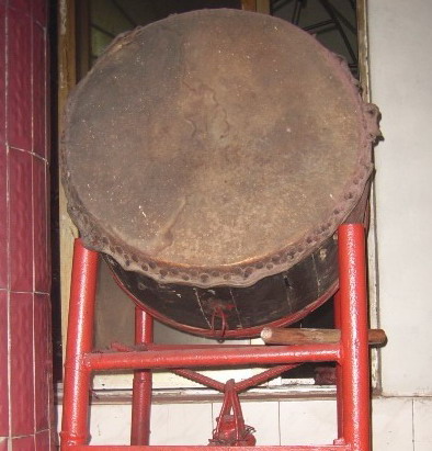 我国很早的时候就已经有了,如《诗经·关睢》里,就有演奏钟鼓古老乐器