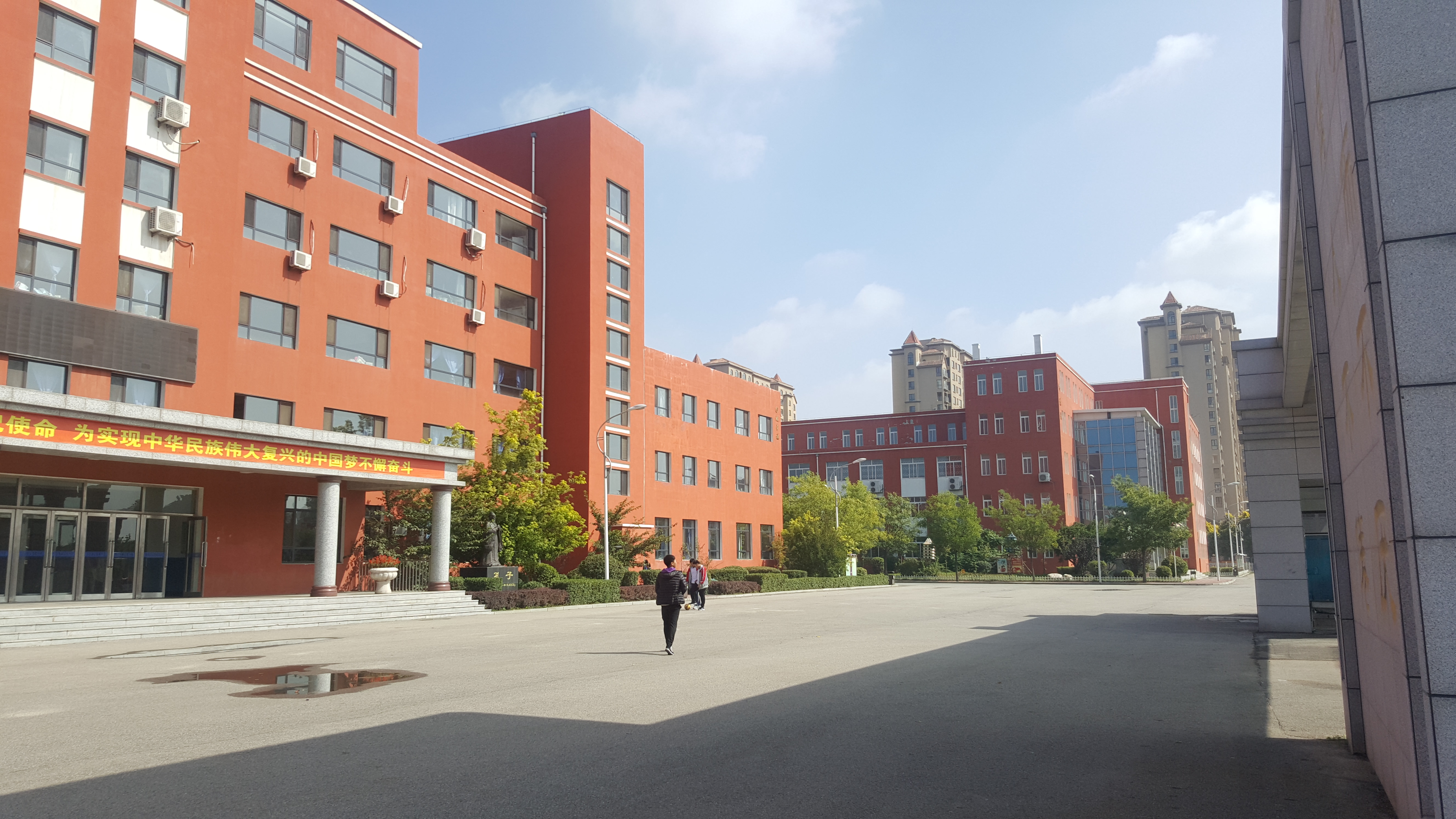 是海城市的一所重点高中