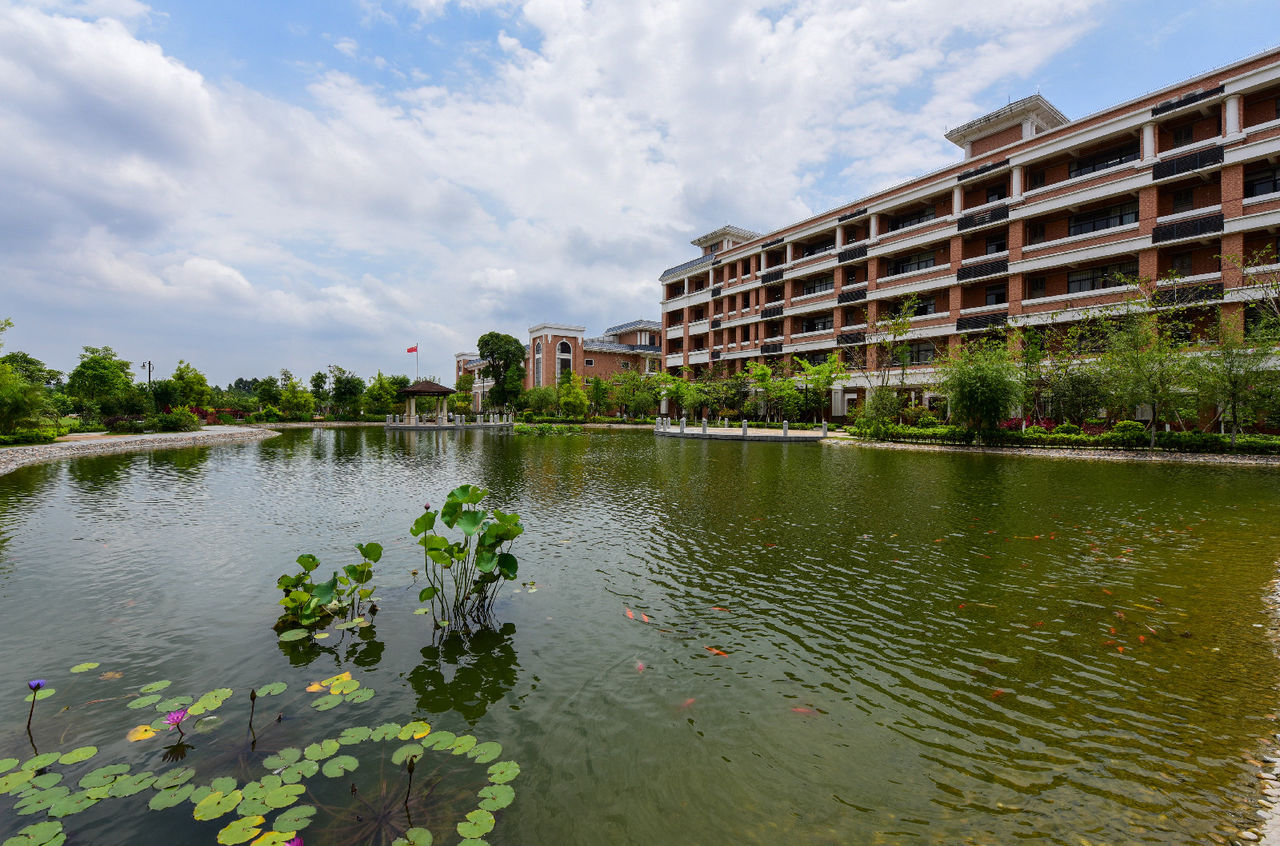  p>东莞市第六高级中学(以下简称"东莞六中")是2010年设立的全日制