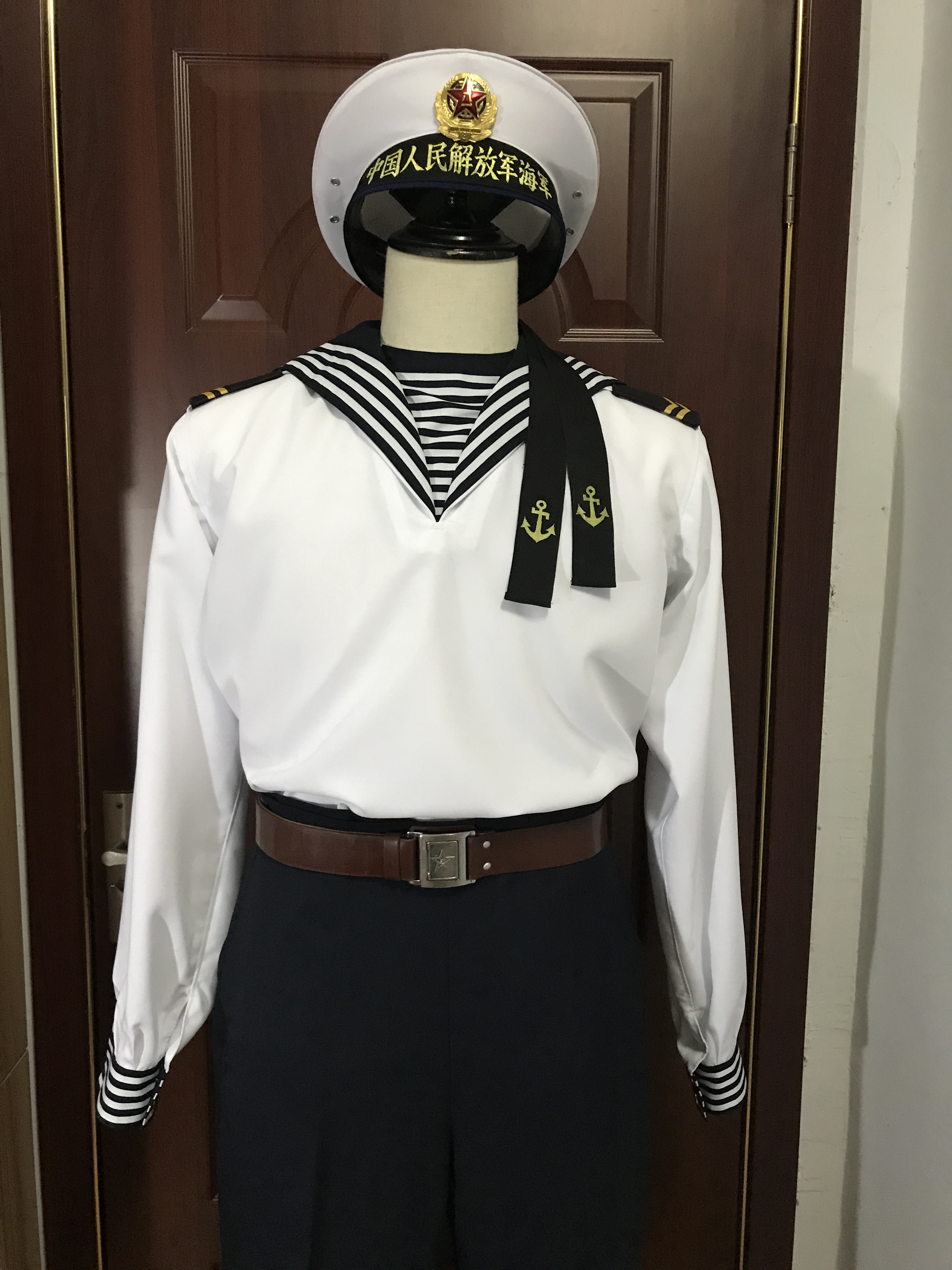  p data-id="gnbjropl69">2004年12月1日,人民解放军陆海空三军士兵和