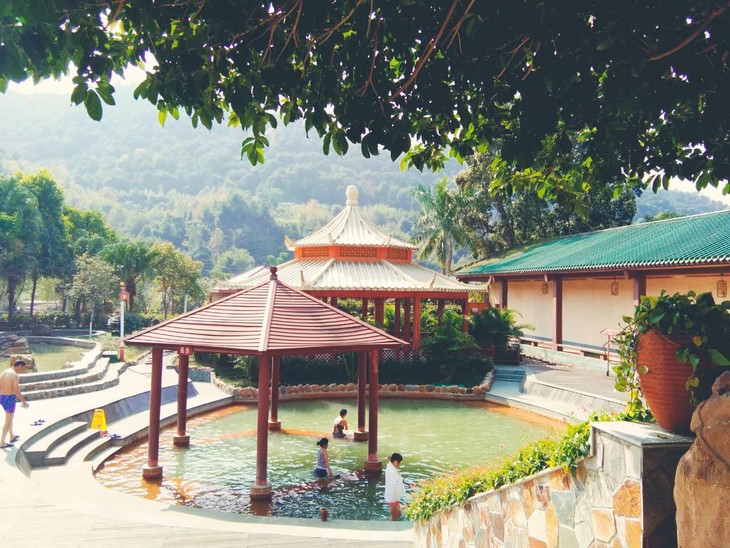  p>枫湾温泉度假村位于广东省韶关市曲江区枫湾镇白水村,离 a target=