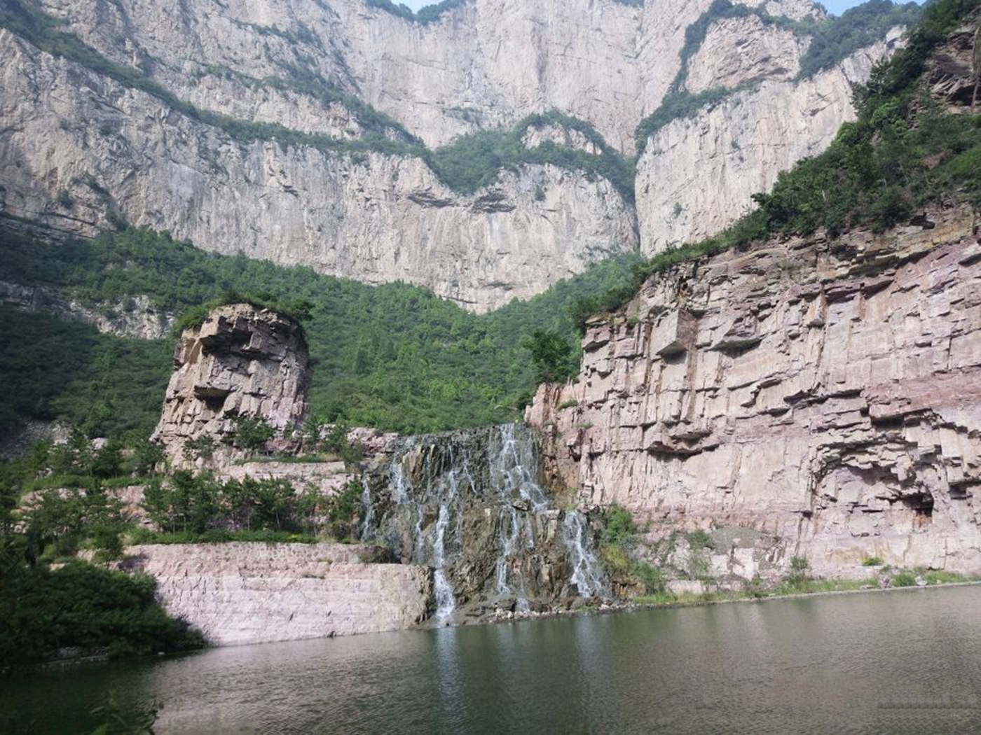  p>红崖峡谷景区位于山西省灵石县,是太岳山国家森林公园十大景区之一