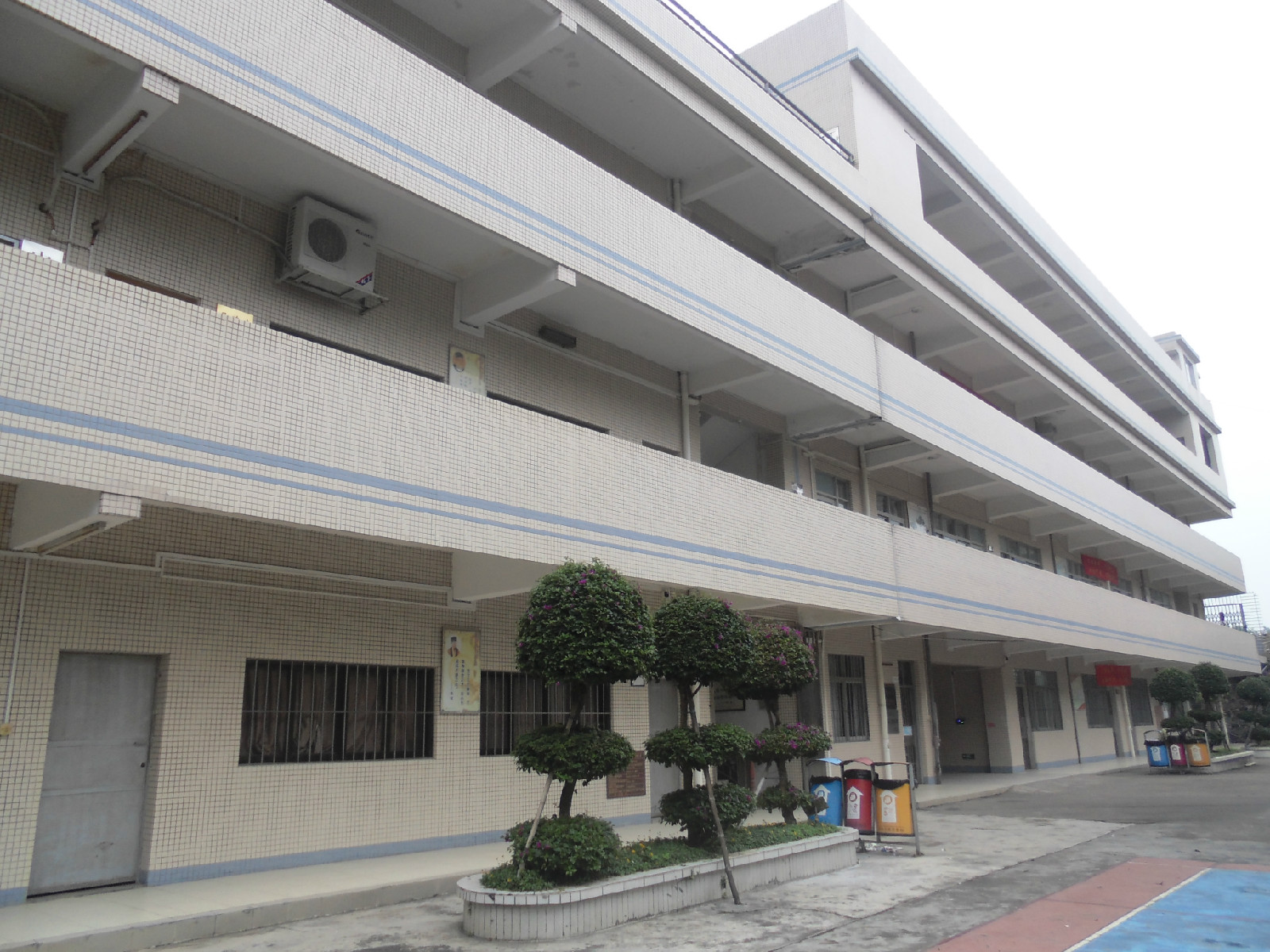 target="_blank" href="/item/中山市">中山市良都中学位于人杰