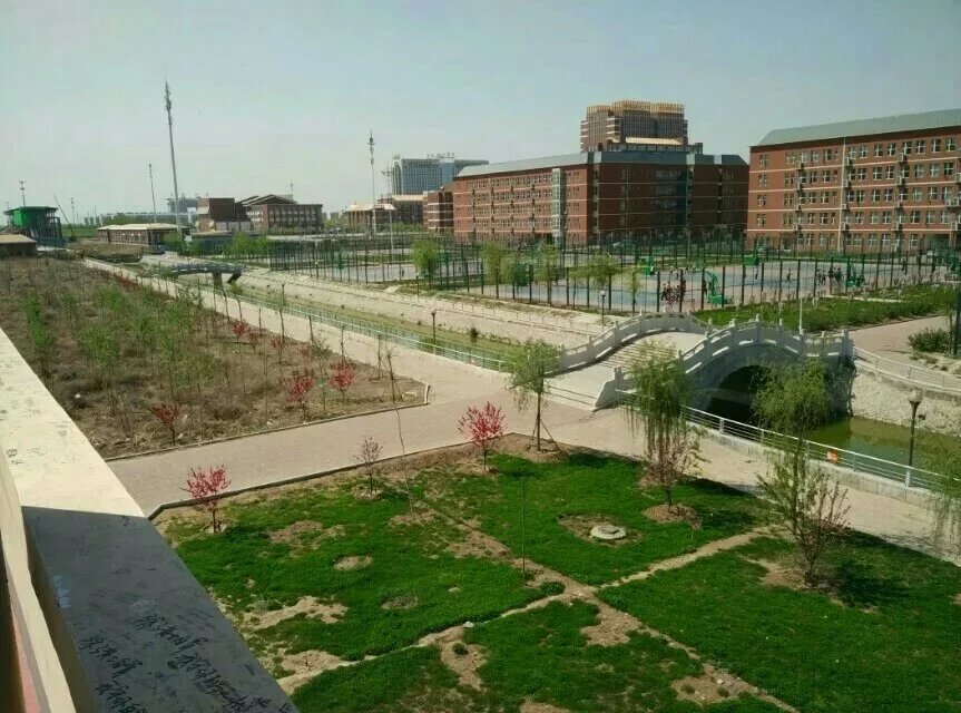  p>沧州一中始建于1913年,为河北省首批重点中学,中学百年名校.